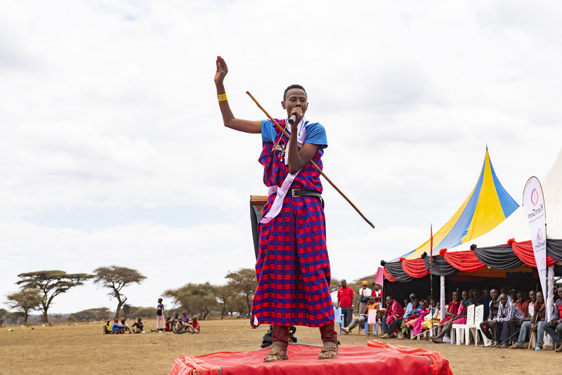 Abdi Mohamed, 19, spoke at the ceremony,
boldly exclaiming to the crowd of more
than 1,000 people, “If you cut your girl, I
will not marry her!” sparking laughter and
a rousing cheer from the crowd. Afterwards,
Mohamed states that the best way to end
FGM/C is through education: “We hope one
day it will be history.”